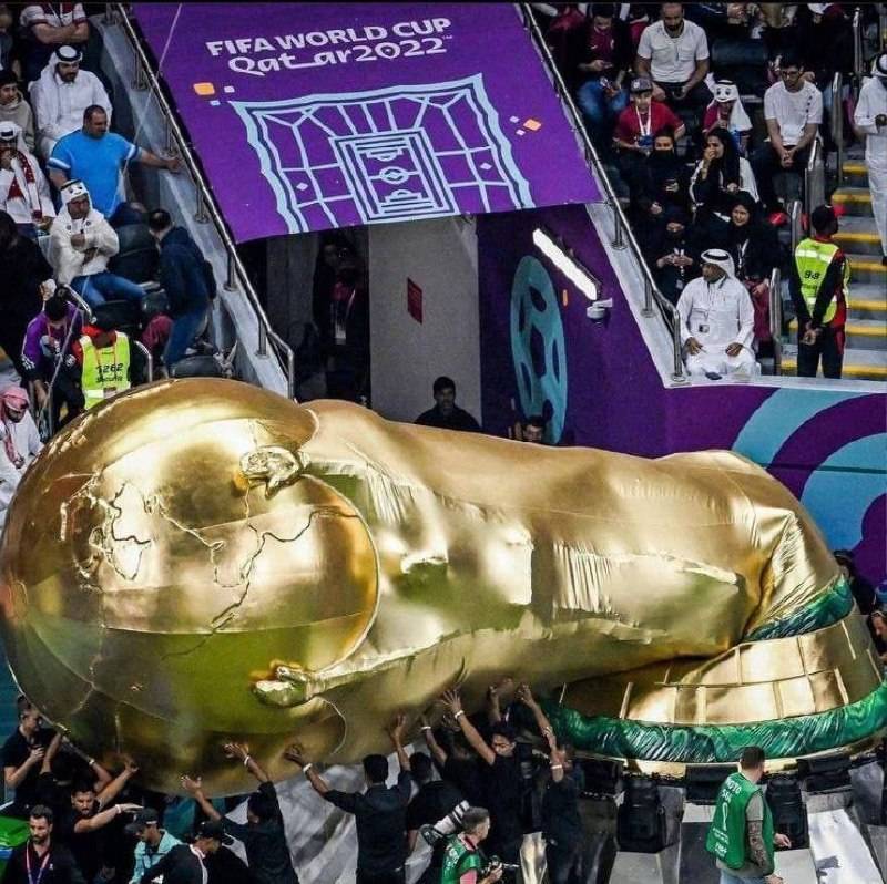📷سقوط کاپ جام جهانی روی سر هواداران