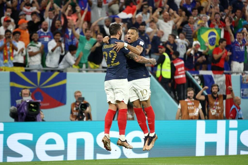 (خلاصه بازی +)در چارچوب هفته دوم دور گروهی جام جهانی 2022 قطر در گروه D، تیم های فرانسه و دانمارک مقابل هم قرار گرفتند که در نهایت آبی پوشان با نتیجه ۲-۱ حریفشان را شکست دادند.