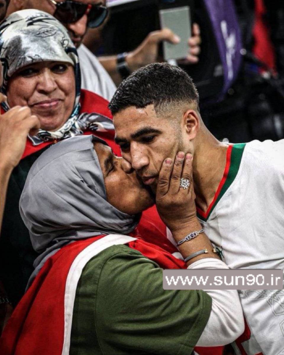 بوسه مادر بر صورت فرزندش(اشرف حکیمی) بعد از پیروزی