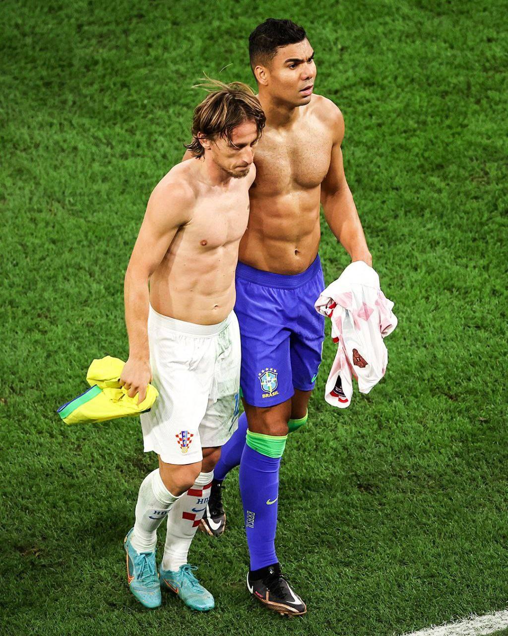 کاسمیرو 🇧🇷 و لوکا مودریچ 🇭🇷 بین دو نیمه پیراهن‌های خود را با هم عوض کردند!